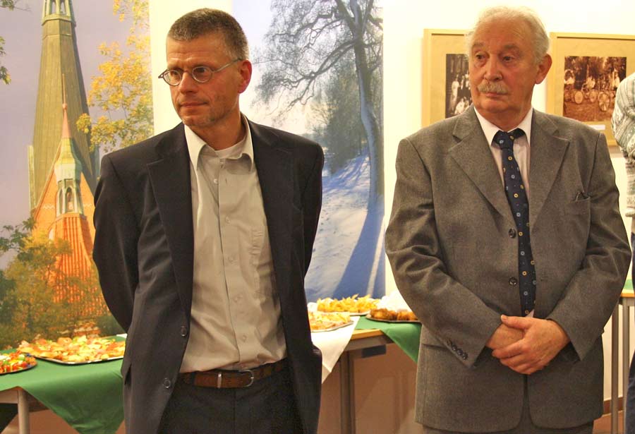 Bürgermeister Bernd Speer (links) und Dieter Grabow, Vorsitzender der Gemeindevertretung lobten vor allem die ehrenamtliche Arbeit der Bürger beim Neujahrsempfang 2012. (Foto: Jörg Levermann)