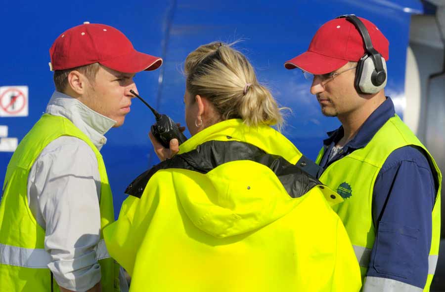 So genannte Ramp Agents sind für die Abfertigung der Flugzeuge zuständig. (Foto: Berliner Flughäfen, Günter Wicker)