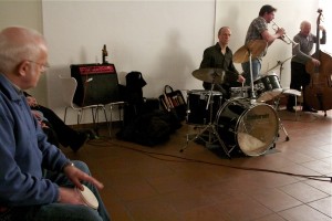 Unterstützung durch Bongos. (Foto: Jörg Levermann)