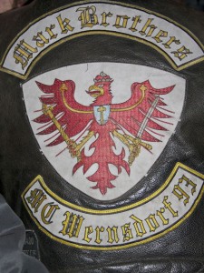Stilecht: Lederne Kluft mit Klub-Emblem. (Foto: Jörg Levermann)