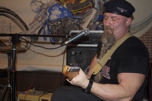 Sepp Maciuszczyk, einer der beiden Gitarristen bei Lausitzblues. (Foto: Jörg Levermann)