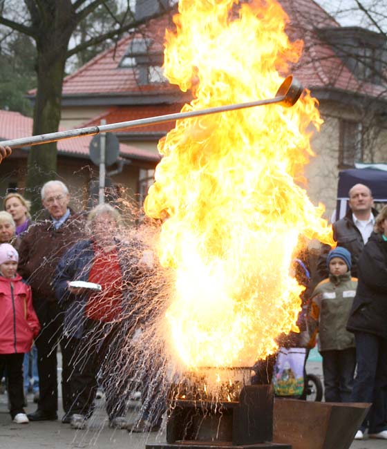 Die Fettexplosion gehört sicher zu den beeindruckendsten Demonstrationen der Freiwilligen Feuerwehr in Eichwalde. (Foto: Oliver Hein)