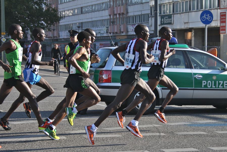 Schnelle Gazellen: Haile Gbreselassi (im grünen Laufhemd, Bildmitte) mit seinen Schrittmachern bei Kilometer zehn beim Berlin-Marathon 2011. (Foto: Jörg Levermann)