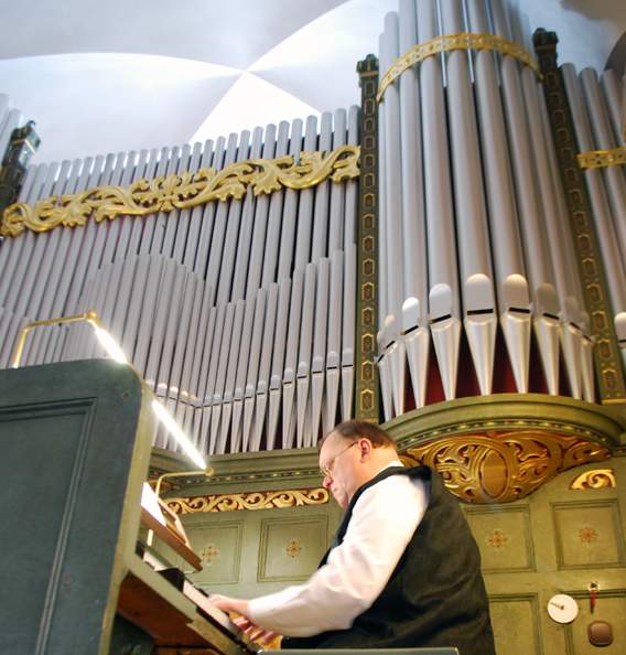 Virtuos trotz Gipsfuß: Prof. Dr. Christoph F. Lorenz spielte Werke britischer Romantik an der Parabrahm-Orgel. (Foto: Burkhard Fritz)