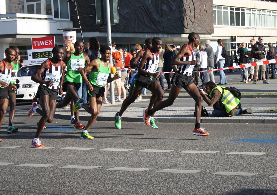 Haile Gebrselassie dicht gefolgt von Patrick Makau bei Kilometer 10 beim Berlin-Marathon 2011. Makau setzte mit 2:03:38 eine neue Marke für den Weltrekord. Gebrselassi gab bei Kilometer 27 auf. (Foto: Jörg Levermann)
