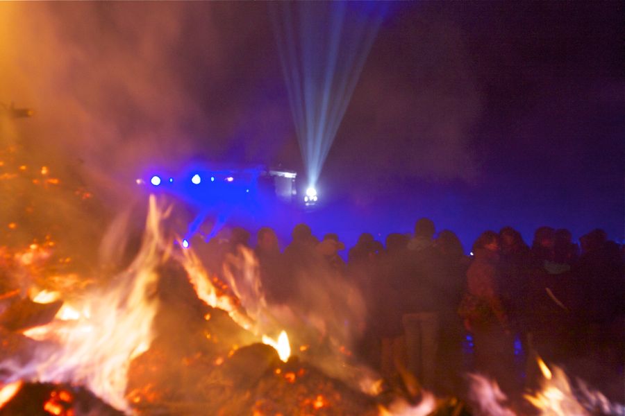 Gut 1.000 Menschen kamen am Gründonnerstag zum Osterfeuer nach Schulzendorf. (Foto: Jörg Levermann)