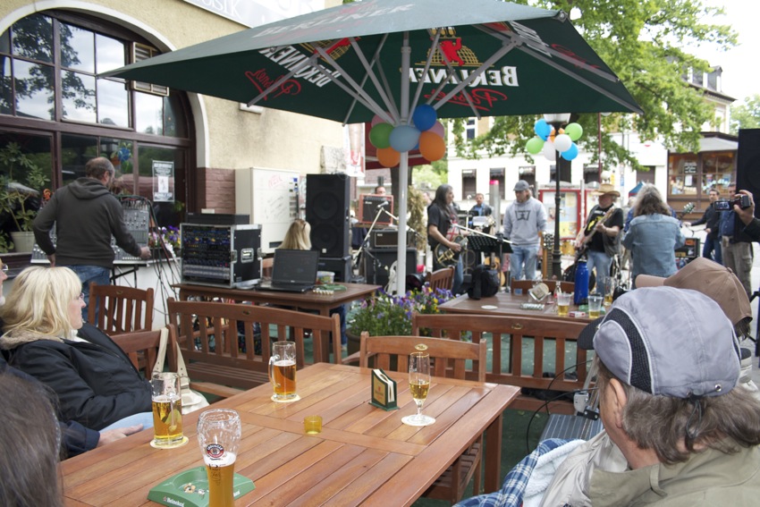 Party-Spaß am Herrentag im Biergarten am S-Bahnhof. (Foto: Jörg Levermann)