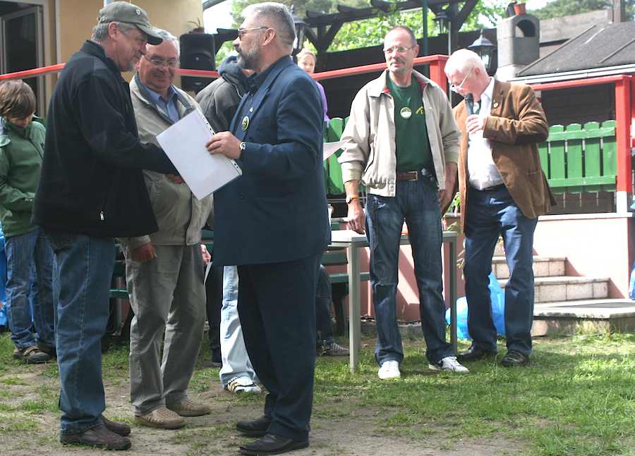 Auszeichnung für ein verdientes Mitglied des Anglervereins Eichwalde, der im Mai sein fünfzigjähriges Bestehen feierte. (Foto: Anglerverein Eichwalde)