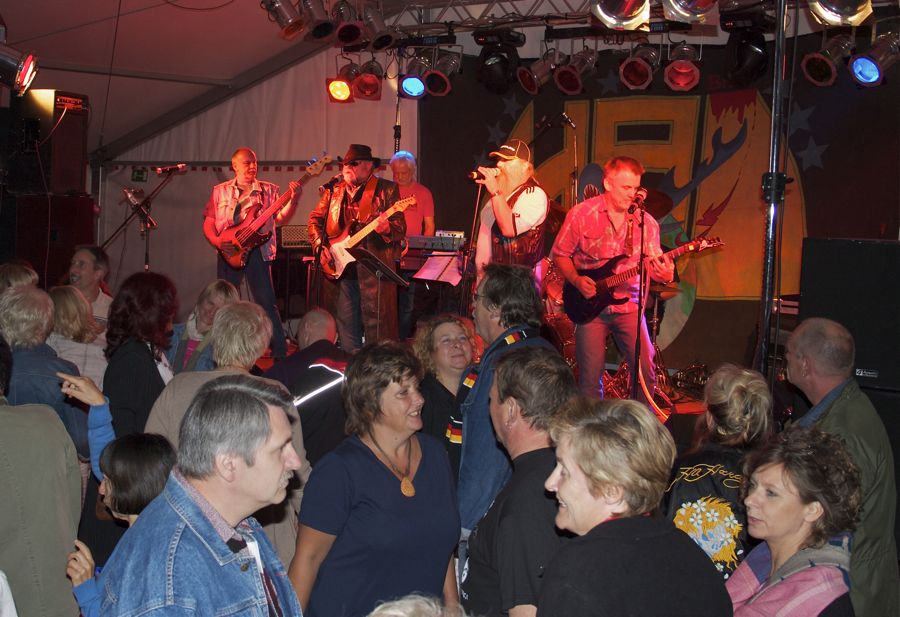 Die Berliner Band Hai rockte in diesem Jahr das Festzelt. (Foto: Jörg Levermann)