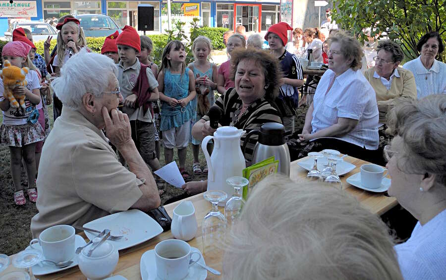 Mit einem ausgefallenen Programm unterhielten die Schülerinnen und Schüler der Grundschule Villa Elisabeth Senioren am Familientreff in Wildau. (Foto: Christian Dederke)