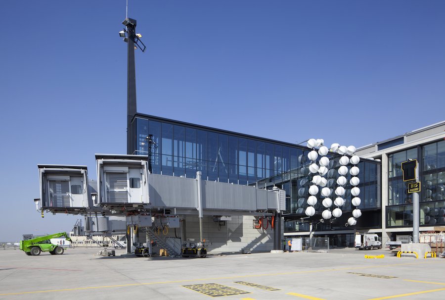 Im Juni installierte der Berliner Künstler Olaf Nicolai an der Fluggastbrücke des A380 ein riesiges Kunstwerk, das die Brücke wie Perlen schmückt. (Foto: Flughafen Berlin-Brandenburg, Alexander Obst / Marion Schmieding)