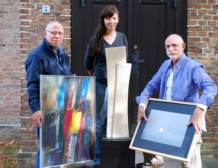 Der Maler und Grafiker Günter Böhme (Links) aus Schulzendorf, Kerstin Vicent und Burkhard Fritz, beide Eichwalde, zeigen ihre Werke in der Schulzendorfer Patronatskirche. (Foto: Marlies Krägel)