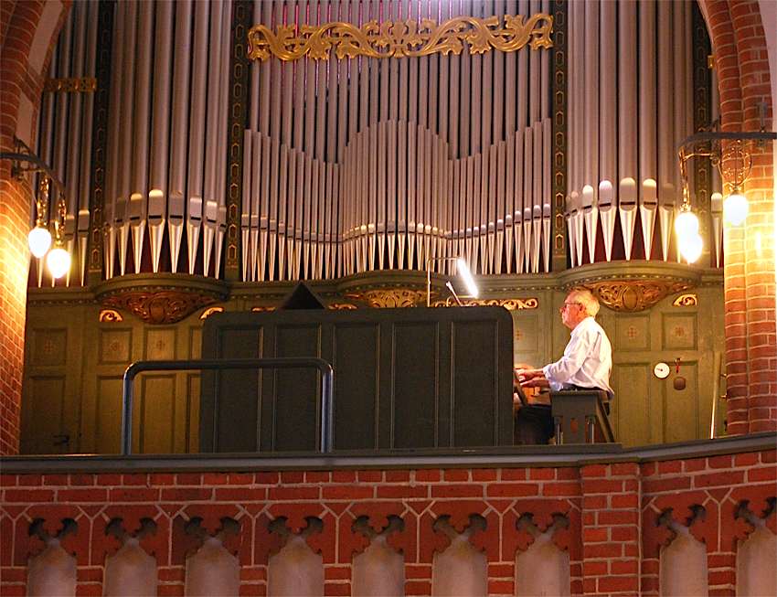 Prof. Dr. Ulrich Eckhard gab zum zweiten Mal ein Konzert an der Parabrahm-Orgel der evangelischen Kirche in Eichwalde (Foto: Burkhard Fritz)
