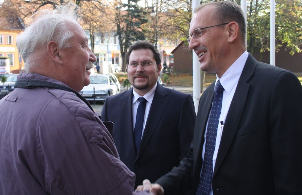 Bürgermeister Stanislaw Koslowski (rechts) begrüßte am Sonnabend den Vorsitzenden der Eichwalder Gemeindevertretung Dieter Grabow (links) und den Stellvertretenden Bürgermeister Michael Launicke. (Foto: Jörg Levermann)