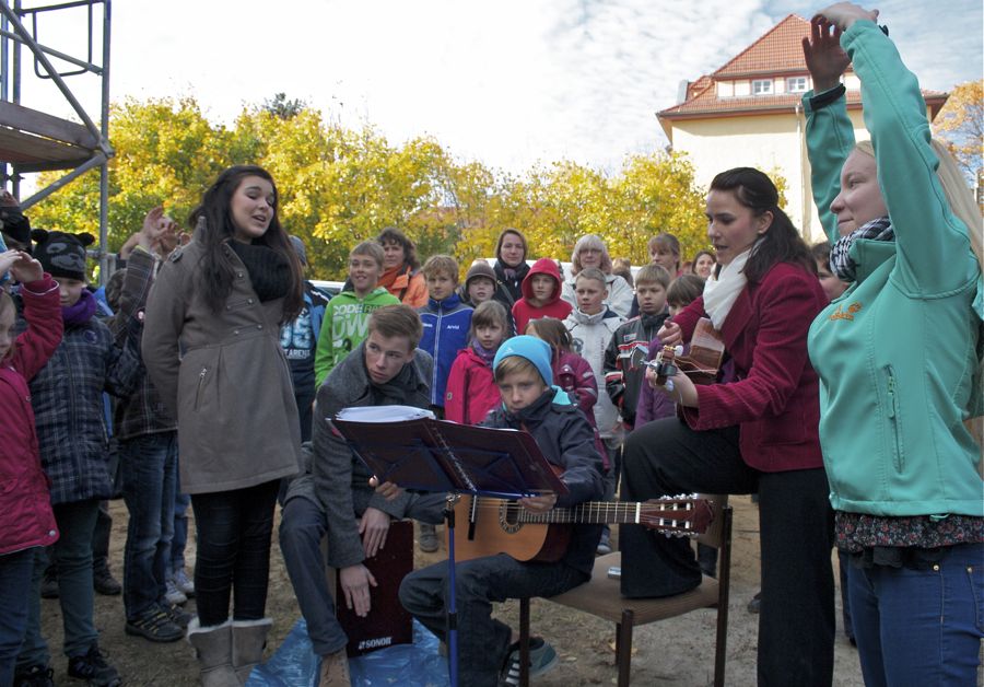 Schülerinnen und Schüler der Grundschule und des Gymnasiums gestalteten das musikalische Rahmenprogramm zum Richtfest der neuen Domizils der Grundschule Villa Elisabeth. (Foto: Jörg Levermann)