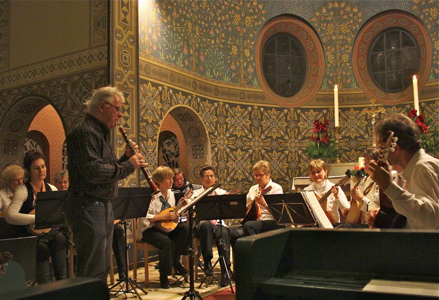 Vorweihnachtliche Atmosphäre bieten die Konzerte im Rahmen des Zeuthener Weihnachtsmarktes in der evangelischen Kirche an der Schillerstraße. (Foto: Jörg Levermann)