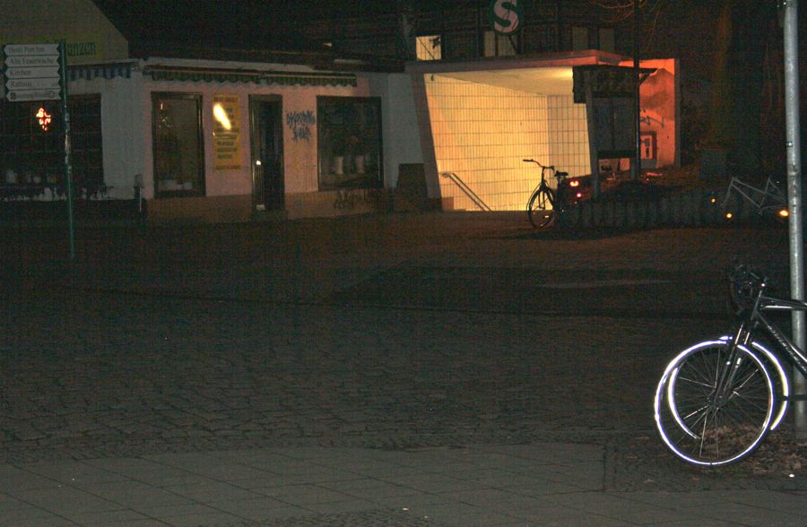 Sonnabend, 22:42 Uhr, machten sich junge Männer an abgestellten Fahrrädern am S-Bahnhof zu schaffen: (Foto: Jörg Levermann)