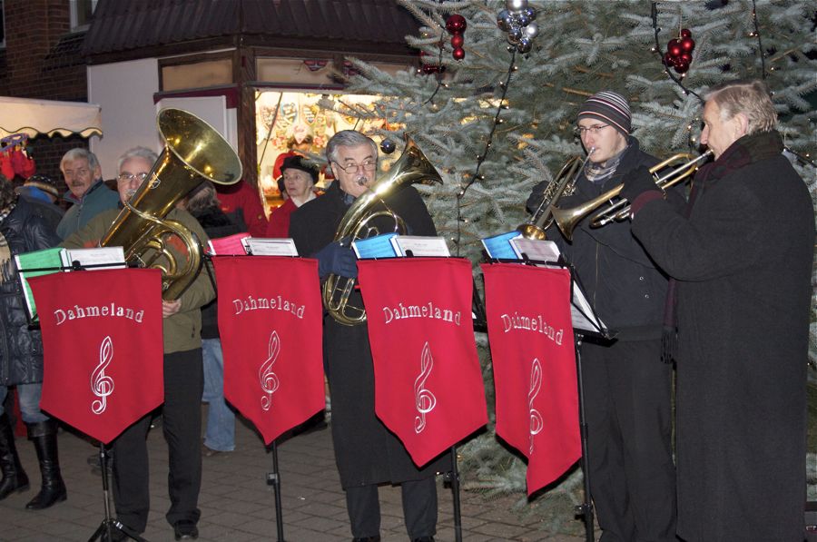 Bläser des Dahmeland-Orchsters stimmten musikalisch auf den ersten Advent ein. (Foto: Jörg Levermann)