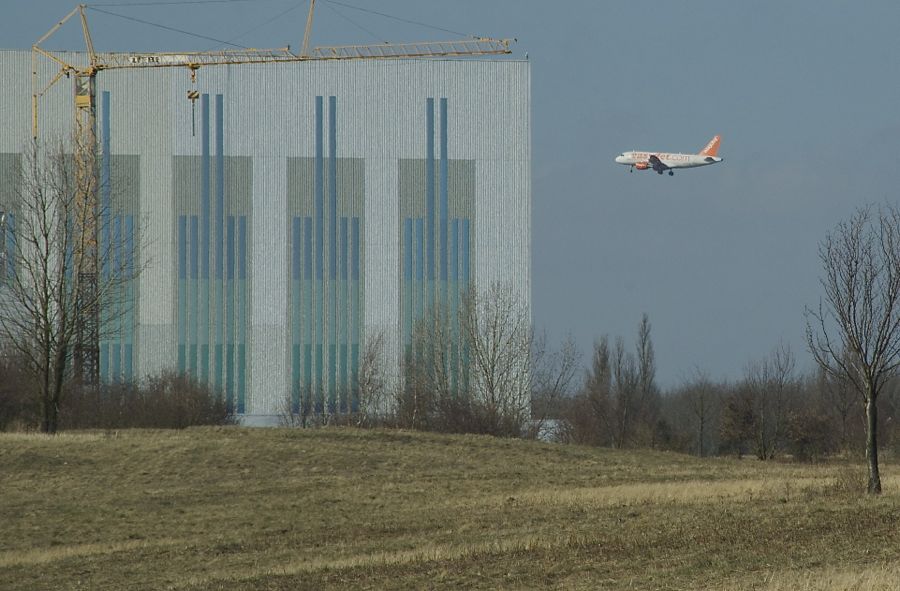 Landeanflug über Waltersdorf. Schallschutz spielt im Industriegebiet in Waltersdorf eher eine untergeordnete Rolle. (Foto: Jörg Levermann)