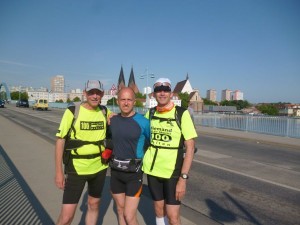 Auf der Oderbrücke in Frankfurt verabschiedeten sich Bernd Kutz und Jörg Levermann Robert Kiewra der sie auf den ersten 34 Kilometern begleitete. (Foto: ??)