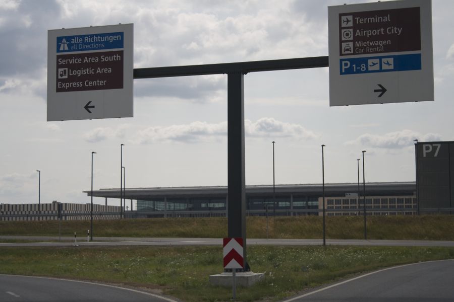 Noch reisen keine Fluggäste mit dem PKW zum neuen Hauptstadtflughafen BER an. Marcel Hoffmann fordert von Politikern und Flughafen-Geschäftsführer Mehdorn, die Zeit zu nutzen um das Betriebsregime weiter zu optimieren, damit Anwohner weniger Lärm ertragen müssen. (Foto: Jörg Levermann)