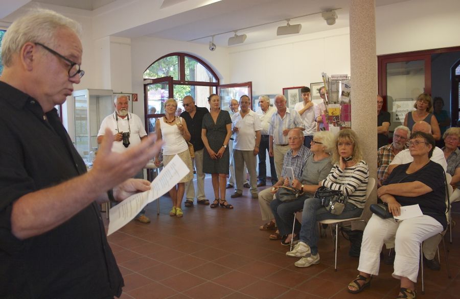 Franz Sager erklärte zur Einführung in die Ausstellung, wie Radierungen entstehen. (Foto: Jörg Levermann)