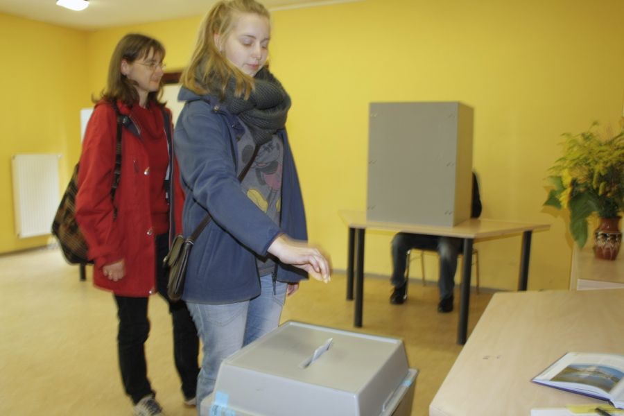 Auch in Eichwalde ist die Wahlbeteiligung bislang sehr gut. Informationen, wie hoch diese bei den Erstwählern ist, wird derzeit nicht erfasst. (Foto: Jörg Levermann)