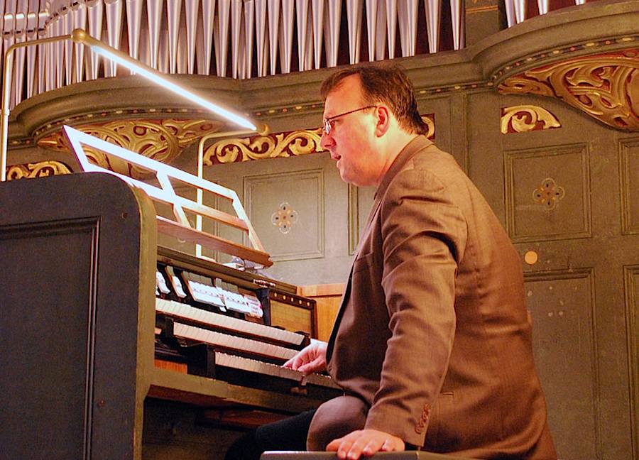 Stefan Engels entdeckt die Spielmöglichkeiten der Parabrahm-Orgel. (Foto: buschek)