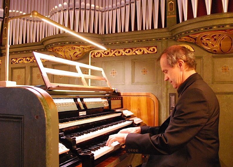 Domorganist Thomas Sauer zog am Sonnabend in der evangelischen Kirche alle Register der Parabrahm-Orgel. (Foto: buschek)