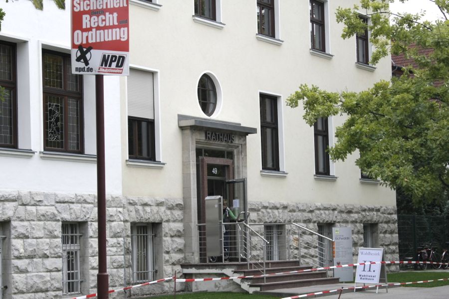Am rande des Erlaubten: Das Wahlplakat befindet sich etwa 20 Meter vom Eingang zum Wahllokal im Rathaus entfernt. (Foto: Jörg Levermann)