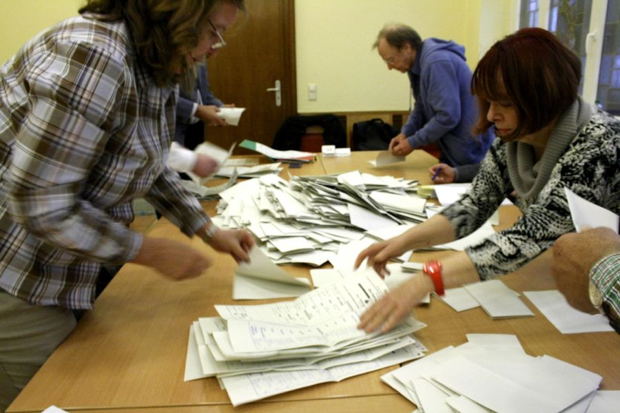 Seit 18:06 werden im Wahllokal im Rathaus die Stimmen ausgezählt. (Foto: Jörg Levermann)