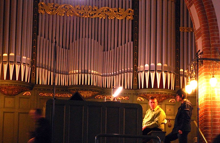 Engels legte den Schwerpunkt des Klangspektrums auf die Harmonium-Klänge der Parabrahm-Orgel. (Foto: Burkhard Fritz)
