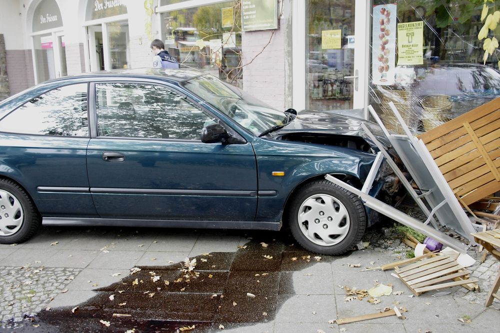 Eine ältere Autofahrerin verlor beim Rangieren die Kontrolle über ihr Auto und fuhr in das Schaufenster eines Ladens in der Bahnhofstraße. (Foto: Jörg Levermann)