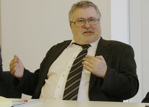 Das Foto zeigt Rainer Bretschneider während des Pressegesprächs, das er im Anschluss des Gesprächs mit dem Bürgermeistern der Umlandgemeinden führte.