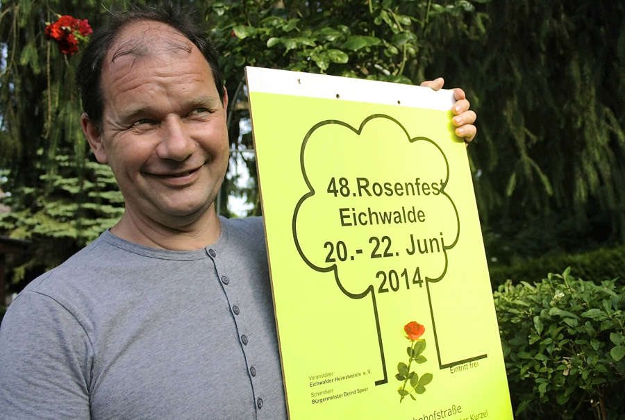 Der Vorsitzende des Heimatvereins, Jörg Jenoch, hier mit dem Plakat des Rosenfestes 2014, stellte am Dienstag das Programm des Eichwalder Volksfestes vor. (Foto: Jörg Levermann)