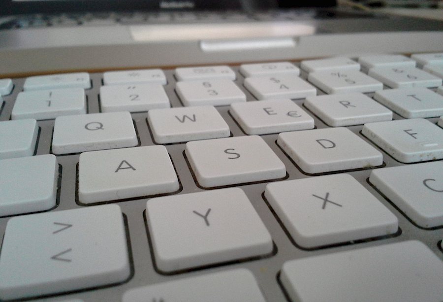 Computer und Tastatur sind das wichtigste Schreibwerkzeug in der Redaktion der Eichwalder Nachrichten (Foto: Jörg Levermann)