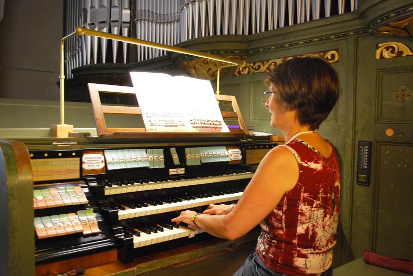 Gesa Korthus, Organistin aus Berlin, greift am Sonnabend in die Tasten und zieht die Register an der Parabrahm-Orgel. (Foto: Burkhard Fritz)