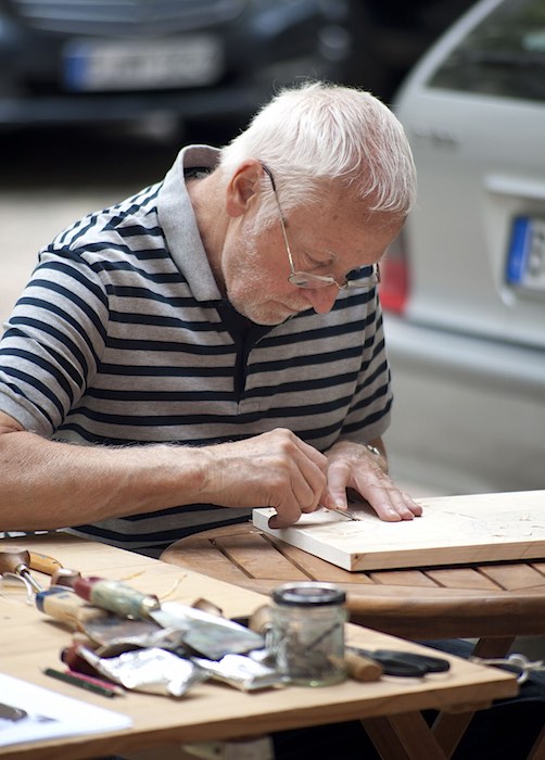 Udo Würtenberger bei der Arbeit an einem Holzschnitt. (Foto: Anette Wörner)