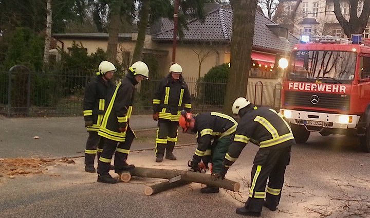 In der Bahnhofstraße beseitigten Einsatzkräfte der Freiwilligen Feuerwehr einen herunter gefallenen Ast. Danach kam es zu weiteren Einsätzen im Ort und in Nachbargemeinden, bei denen die Kameraden unterstützten. (Foto: Oliver Hein)