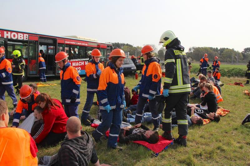 Ein so genannter Massenanfall von Verletzten spielte im Übungszenario am Zeuthener Winkel beim Übungswochenende der Jugendfeuerwehren eine zentrale Rolle. (Foto: Oliver Hein, Freiwillige Feuerwehr Eichwalde)