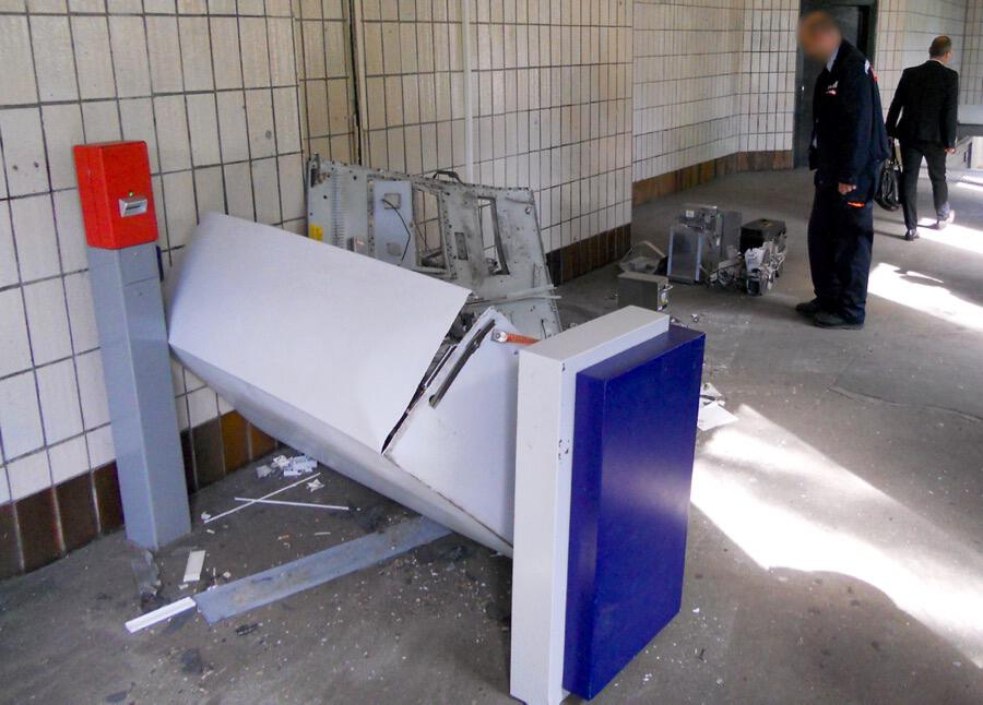 Unbekannte sprengten gestern den noch verbliebenen Fahrscheinautomat am S-Bahnhof Eichwalde (Foto: Jörg Levermann)