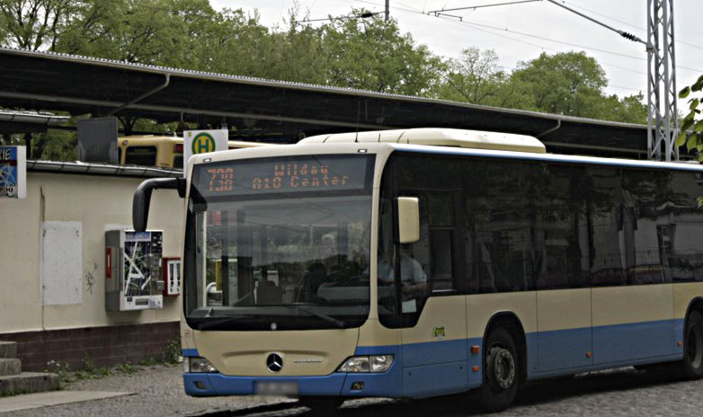 Mit Fahrern privater Busunternehmen hält die RVS auch die Linie 738 am S-Bahnhof Eichwalde aufrecht. (Foto: Jörg Levermann)
