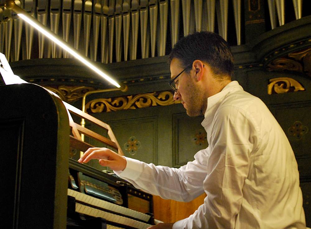 Claudio Novati ist begeistert von der Klangvielfalt der Parabrahm-Orgel in Eichwalde. (Foto: Burkhard Fritz)