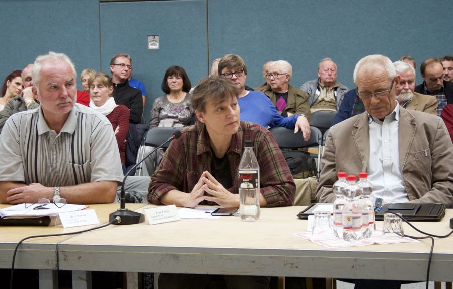 Vertreter politischer Parteien und Wählergruppierungen sowie Sprecherinnen von Kita, Hort, Grundschule diskutierten am Runden Tisch über die Unterbringungsmöglichkeiten für Flüchtlinge und Asylbewerber in Schulzendorf. (Foto: Jörg Levermann)