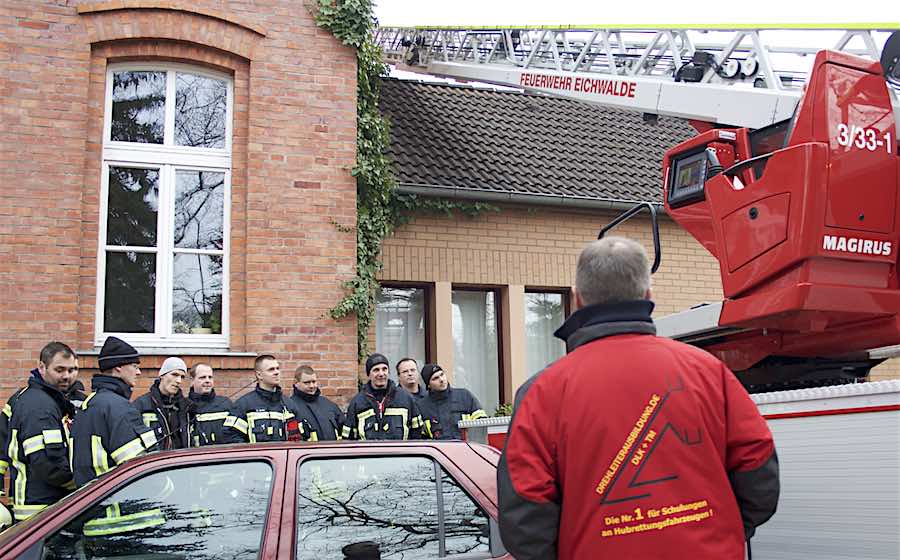 Zehn Feuerwehrkameraden übten am DESY in Zeuthen, wie die Drehleiter auch unter schwierigen Einsatzbedingungen durch beengte Straßenverhältnisse und parkende Fahrzeuge eingesetzt werden kann. (Foto: Freiwillige Feuerwehr Eichwalde, Jörg Levermann)