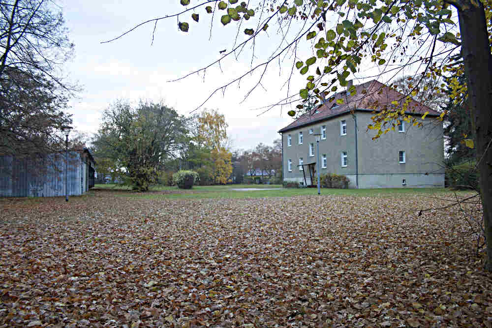 Rund 3.000 Quadratmeter groß ist das Gelände des alten Rathauses an der Otto-Krienstraße 29 in Schulzendorf. Der Landkreis Dahme-Spreewald möchte hier in einer Gemeinschaftsunterkunft 80 bis 120 Asylbewerber und Flüchtlinge unterbringen. (Foto: Jörg Levermann)