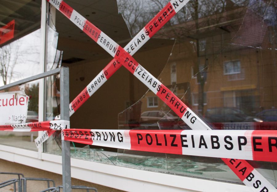 Jugendliche stehen unter dem Verdacht, eine Schaufensterscheibe in der Schulzendorfer Straße mit einem Fahrradständer eingeworfen und weitere Sachbeschädigungen begangen zu haben. (Foto: Jörg Levermann)