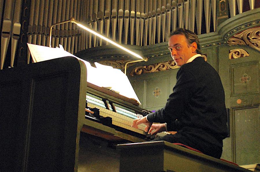 Seit 13. Jahren gibt Peter Aumeier die beliebten weihnachtlichen Orgelkonzerte an der Parabrahm-Orgel. Auch diesmal wird es sicher voll werden in der evangelischen Kirche am Händelplatz. (Foto: Burkhard Fritz)