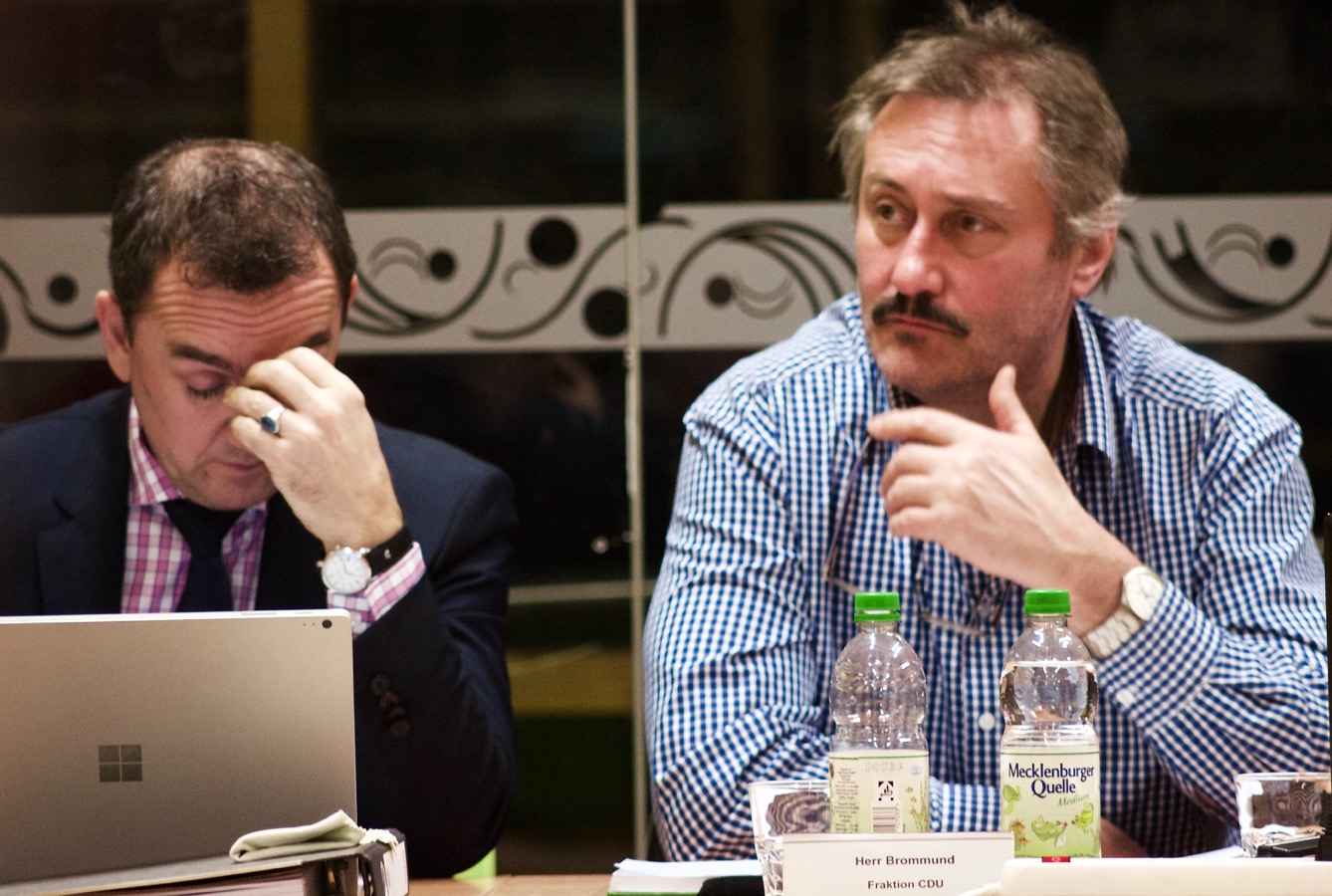 Kopfzerbrechen und Staunen bei der CDU-Fraktion. Jürgen von Meer (links) will Bürger nicht übermäßig belasten. Dieter Brommund (rechts).(Foto: Jörg Levermann)