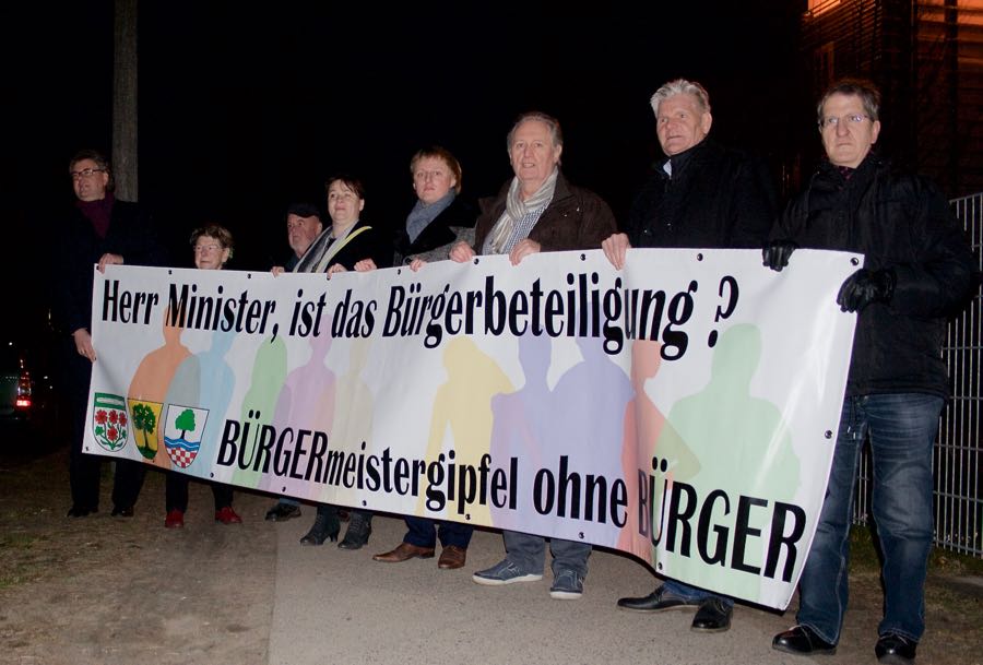 Gemeindevertreter aus Schulzendorf und Zeuthen empfingen Innenminister Schröter mit einem Protestbanner über die Abwesenheit von Bürgerbeteiligung. (Foto: Jörg Levermann)